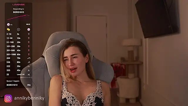 Coconutkittyy online show from 8, 3, 2025