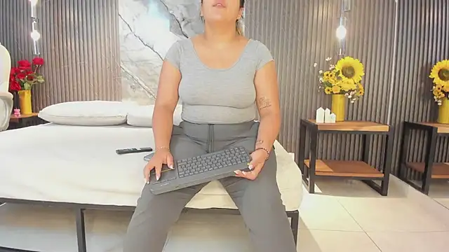 Snapshot of julietha_taylor chatting on 5, 5, 2026 julietha taylor online show from 5, 5, 2026