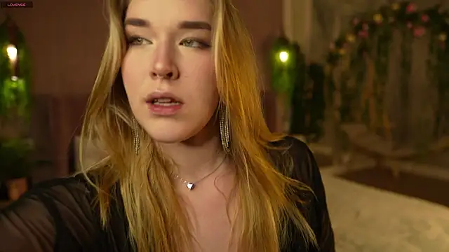 Smiley Mia online show from 5, 11, 2025