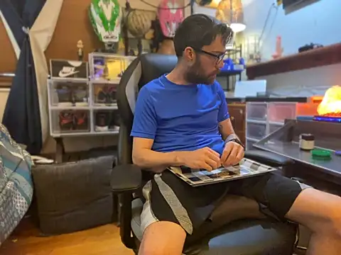 Snapshot of slutty_guy12 chatting on 28, 1, 2025 slutty guy12 online show from 28, 1, 2025