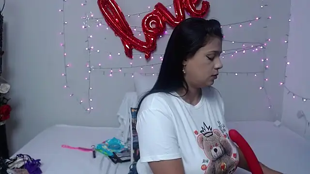 Nicol Love0 online show from 22, 2, 2025