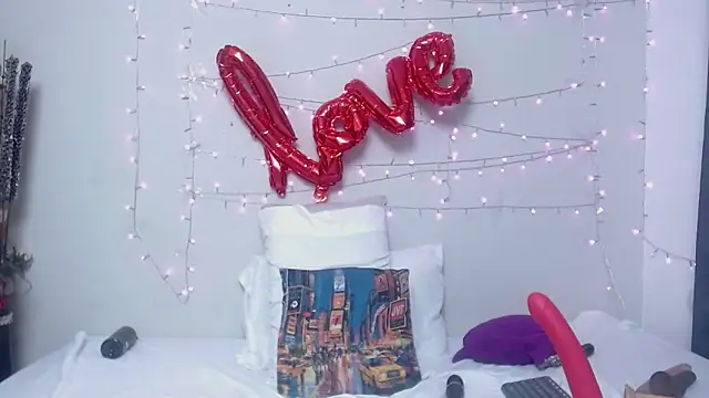 Nicol Love0 online show from 3, 3, 2025