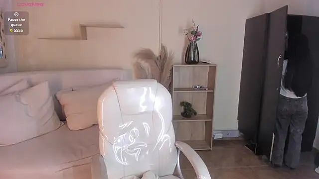 Amy Kiitty  online show from 4, 2, 2025