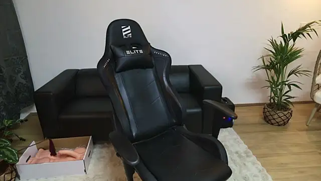 AmazingCurvy online show from 2, 3, 2025