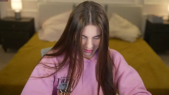 Julia  Star  online show from 27, 9, 2025