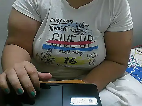 Snapshot of Queen_of_boobs01 chatting on 15, 1, 2025 Queen of boobs01 online show from 15, 1, 2025