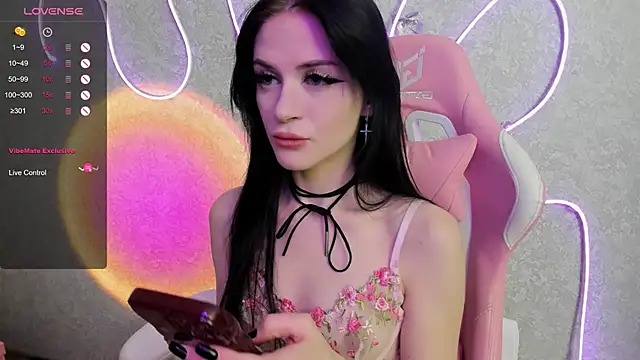 Molly Crystall online show from 25, 7, 2026