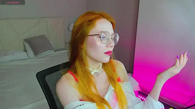 Snapshot of Esme_Runn chatting on 12, 9, 2025 Esme Runn online show from 12, 9, 2025