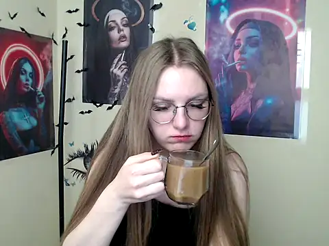 Snapshot of _AlMamiyy_ chatting on 17, 10, 2025 AlMamiyy online show from 17, 10, 2025