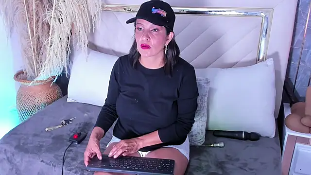 Slut Milf  online show from 22, 9, 2025