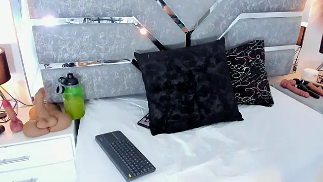 Snapshot of Slut_Milf_ chatting on 1, 5, 2026 Slut Milf online show from 1, 5, 2026