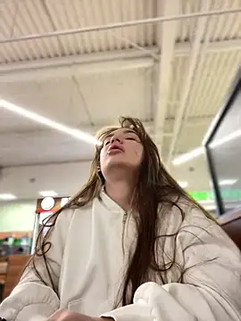 Holly Molii online show from 7, 12, 2024