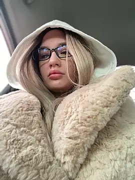 Holly Molii online show from 12, 1, 2025