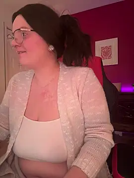 Snapshot of Sweetleeahxx chatting on 4, 1, 2025 Sweetleeahxx online show from 4, 1, 2025