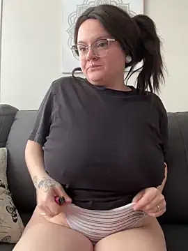 Snapshot of Sweetleeahxx chatting on 8, 1, 2025 Sweetleeahxx online show from 8, 1, 2025