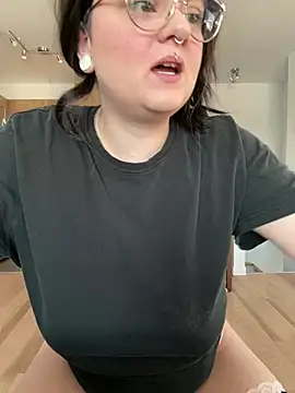 Snapshot of Sweetleeahxx chatting on 12, 2, 2025 Sweetleeahxx online show from 12, 2, 2025