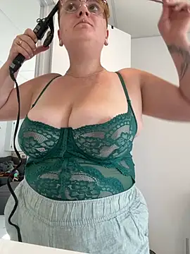 Snapshot of Sweetleeahxx chatting on 12, 9, 2025 Sweetleeahxx online show from 12, 9, 2025