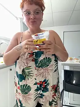 Snapshot of Sweetleeahxx chatting on 19, 9, 2025 Sweetleeahxx online show from 19, 9, 2025