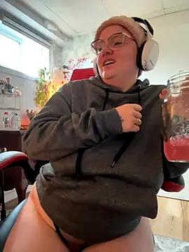 Snapshot of Sweetleeahxx chatting on 16, 10, 2025 Sweetleeahxx online show from 16, 10, 2025