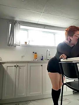 Snapshot of Sweetleeahxx chatting on 21, 10, 2025 Sweetleeahxx online show from 21, 10, 2025