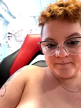 Snapshot of Sweetleeahxx chatting on 4, 12, 2025 Sweetleeahxx online show from 4, 12, 2025