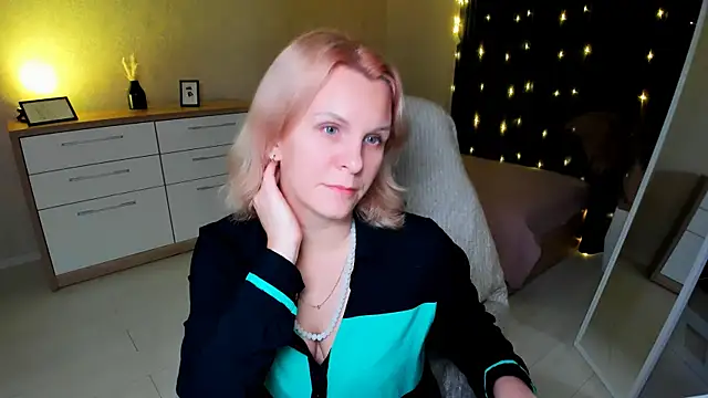 Snapshot of Louisa_Bay chatting on 6, 12, 2024 Louisa Bay online show from 6, 12, 2024