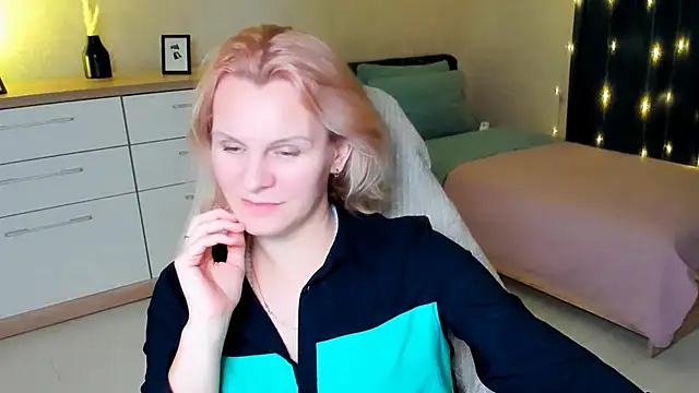 Snapshot of Louisa_Bay chatting on 6, 12, 2024 Louisa Bay online show from 6, 12, 2024