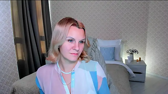 Snapshot of Louisa_Bay chatting on 13, 12, 2024 Louisa Bay online show from 13, 12, 2024