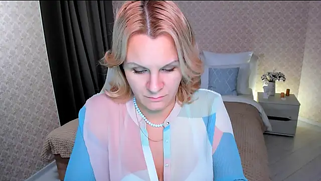 Snapshot of Louisa_Bay chatting on 13, 12, 2024 Louisa Bay online show from 13, 12, 2024