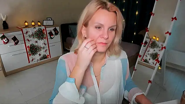 Snapshot of Louisa_Bay chatting on 21, 12, 2024 Louisa Bay online show from 21, 12, 2024