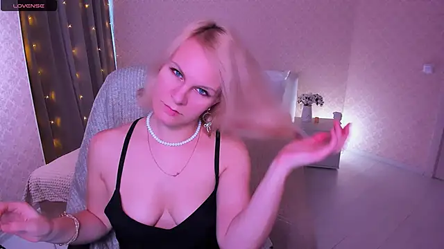 Snapshot of Louisa_Bay chatting on 24, 1, 2025 Louisa Bay online show from 24, 1, 2025