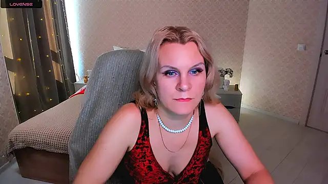 Snapshot of Louisa_Bay chatting on 7, 3, 2025 Louisa Bay online show from 7, 3, 2025