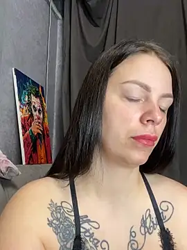 Lola Hale online show from 28, 4, 2026