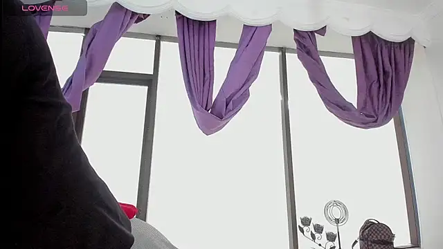 Coral Gibson online show from 25, 4, 2026