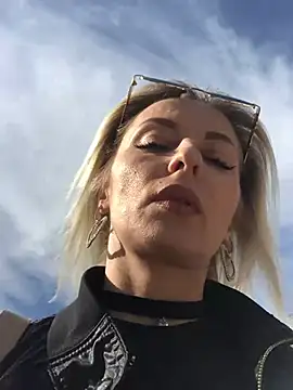 Diamond Bunny  online show from 8, 3, 2025