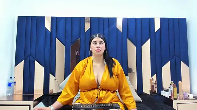 Criistaal  online show from 16, 2, 2025