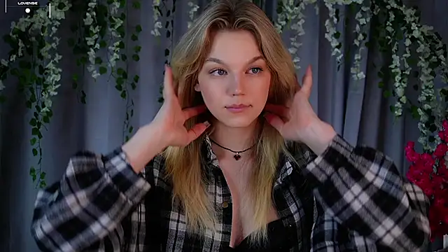 Snapshot of EdlinAlliston chatting on 12, 10, 2025 EdlinAlliston online show from 12, 10, 2025