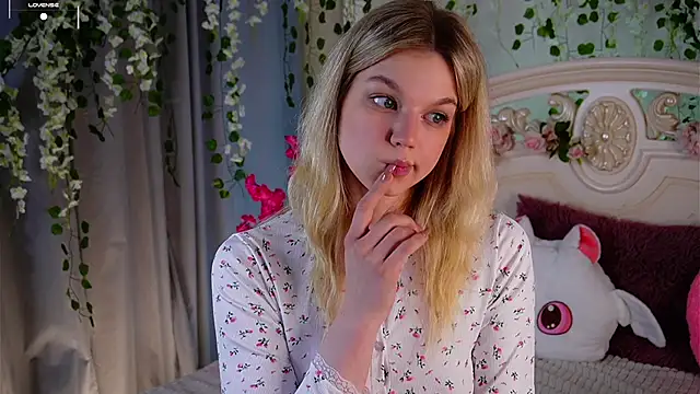 Snapshot of EdlinAlliston chatting on 22, 10, 2025 EdlinAlliston online show from 22, 10, 2025