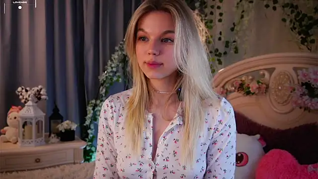 Snapshot of EdlinAlliston chatting on 6, 11, 2025 EdlinAlliston online show from 6, 11, 2025