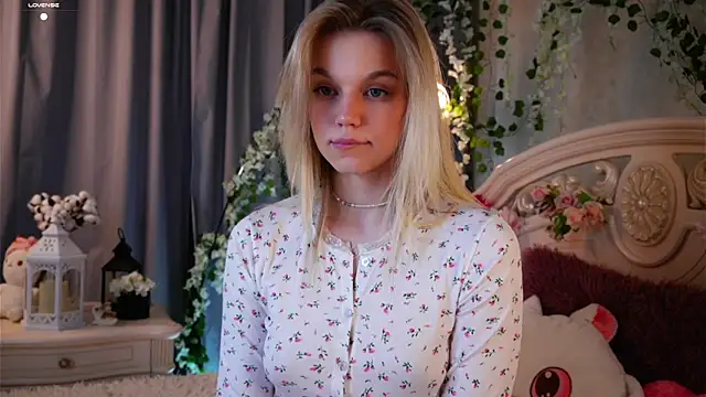 Snapshot of EdlinAlliston chatting on 8, 11, 2025 EdlinAlliston online show from 8, 11, 2025