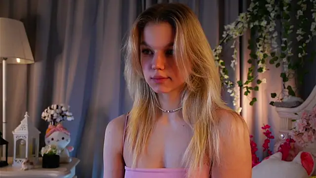 Snapshot of EdlinAlliston chatting on 15, 12, 2025 EdlinAlliston online show from 15, 12, 2025