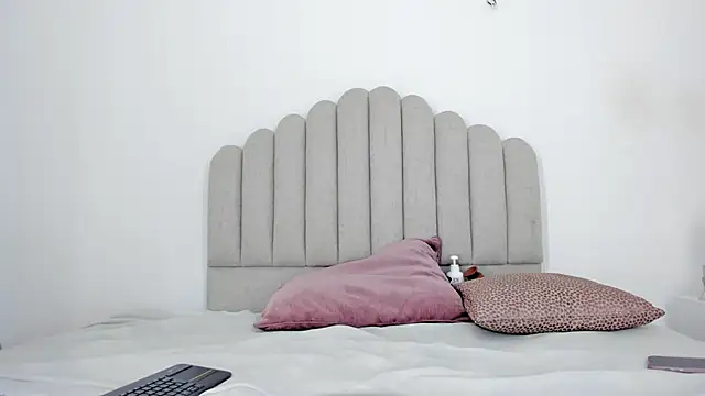 Nikki Angel  online show from 5, 2, 2025