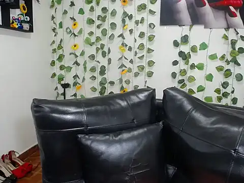 Snapshot of OLIVIAMISSY_02 chatting on 21, 11, 2025 OLIVIAMISSY 02 online show from 21, 11, 2025