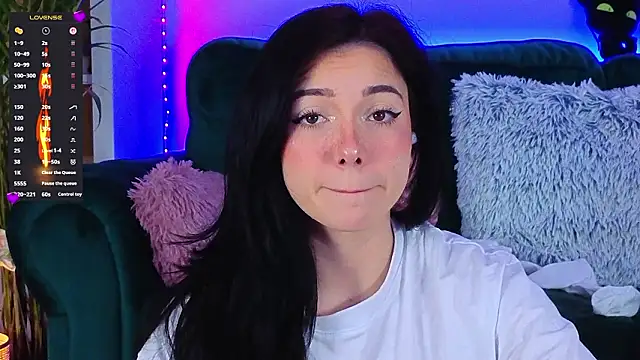 Snapshot of AveryWillow chatting on 8, 3, 2026 AveryWillow online show from 8, 3, 2026