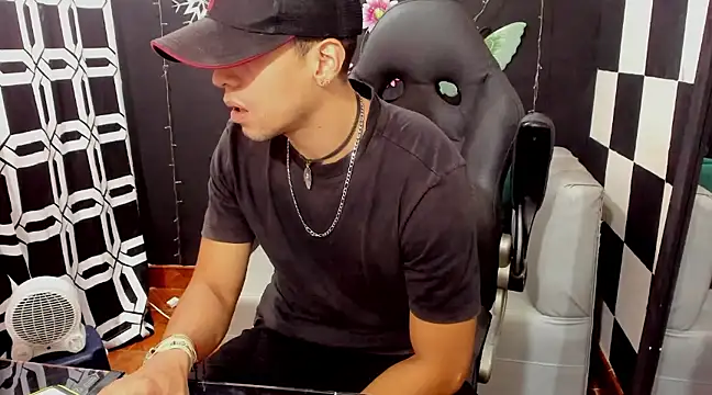 Snapshot of MikeRose94 chatting on 15, 2, 2025 MikeRose94 online show from 15, 2, 2025