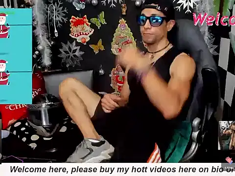 Snapshot of MikeRose94 chatting on 20, 12, 2025 MikeRose94 online show from 20, 12, 2025