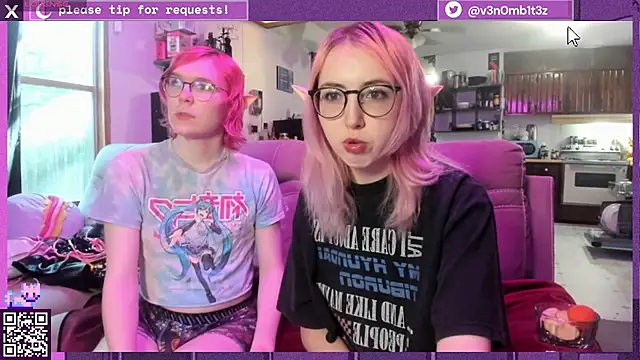 Snapshot of v3n0mb1t3z chatting on 14, 10, 2025 v3n0mb1t3z online show from 14, 10, 2025