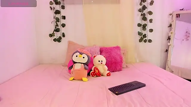 Snapshot of catalina_and_roger chatting on 14, 10, 2025 catalina and roger online show from 14, 10, 2025