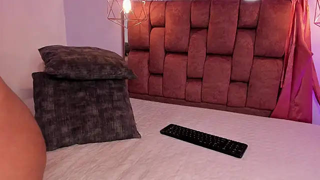 Snapshot of kristakinnky chatting on 12, 5, 2026 kristakinnky online show from 12, 5, 2026
