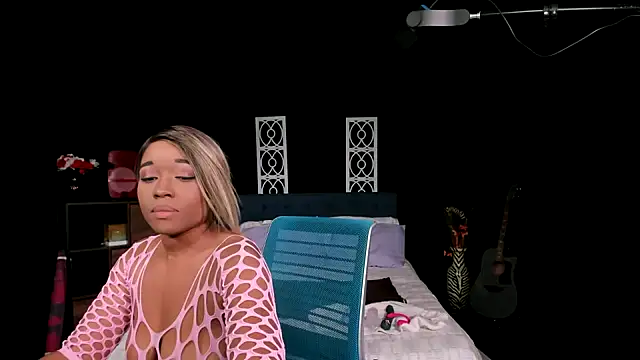 Snapshot of NinaRiveraXO chatting on 4, 10, 2025 NinaRiveraXO online show from 4, 10, 2025